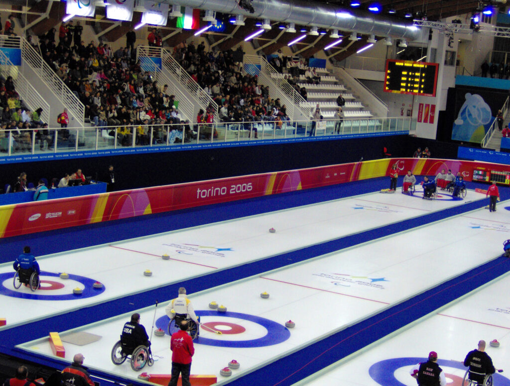 Athleten beim Rollstuhlcurling im Paralympischen Wettkampf