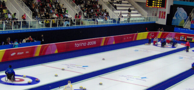 Athleten beim Rollstuhlcurling im Paralympischen Wettkampf