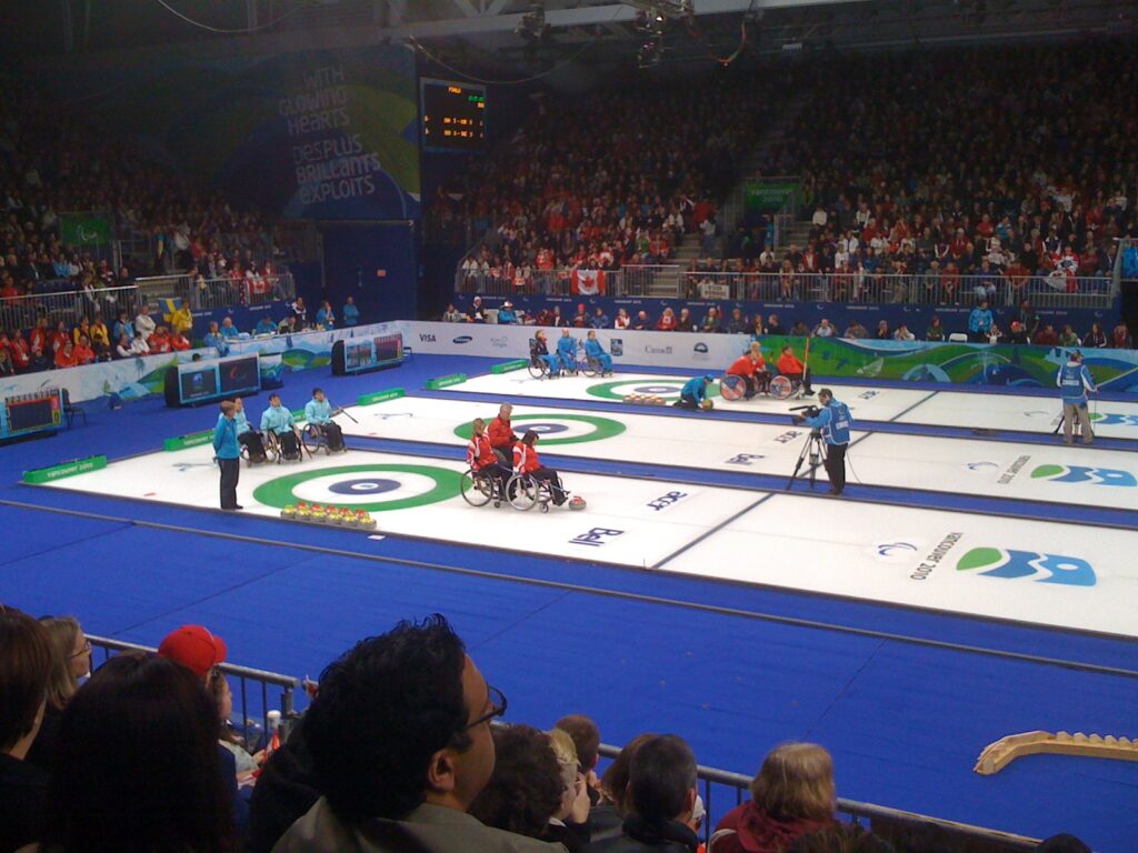 Vorbereitung auf den Wurf beim Rollstuhlcurling
